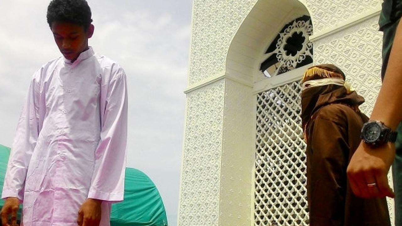 Eksekusi hukuman cambuk pasangan mesum di Aceh jadi tontonan