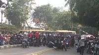 Bus Transjakarta ditabrak KRL di perlintasan Green Garden, Kedoya, Jakarta Barat (TMC Polda Metro)