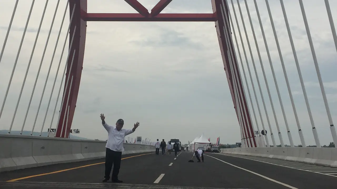Gaya Sekretaris Kabinet (Seskab) Pramono Anung dan Menteri PUPR Basuki Hadimuldjono usai peresmian tol Trans Jawa (Merdeka.com/Titin Supriatin)