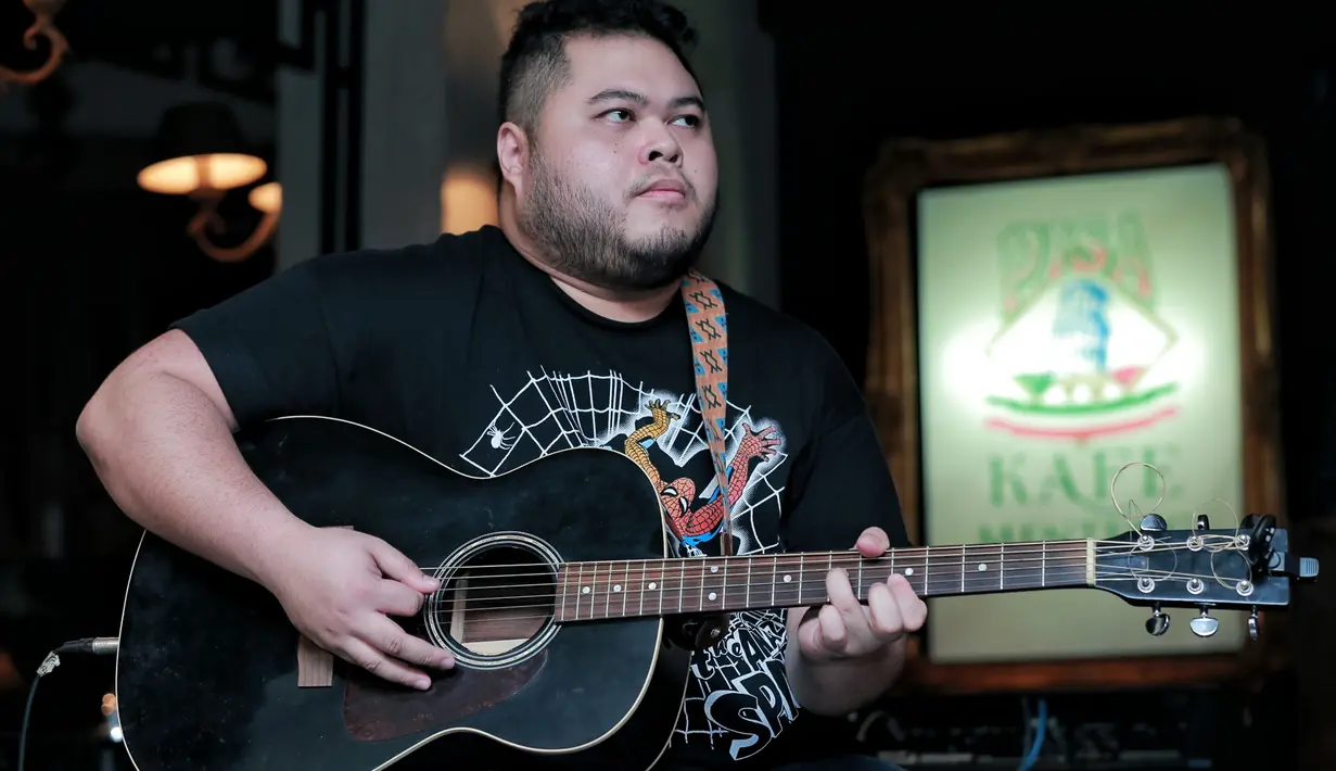 "Mimpi kita salah satunya keliling dunia. Tapi bagi gua pribadi alhamdulillah beberapa mimpi gua sudah terealisasi, salah satunya di undang di ultah Gigi karena dari dulu gua ngefans sama mereka," ungkap Tj. (Adrian Putra/Bintang.com)