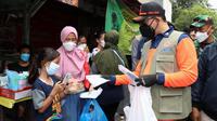 Ketua Satgas COVID-19 Letjen TNI Suharyanto membagikan masker kepada masyarakat di kawasan Cideng, Jakarta Pusat, Sabtu (12/2/2022) sore. (Dok BNPB)