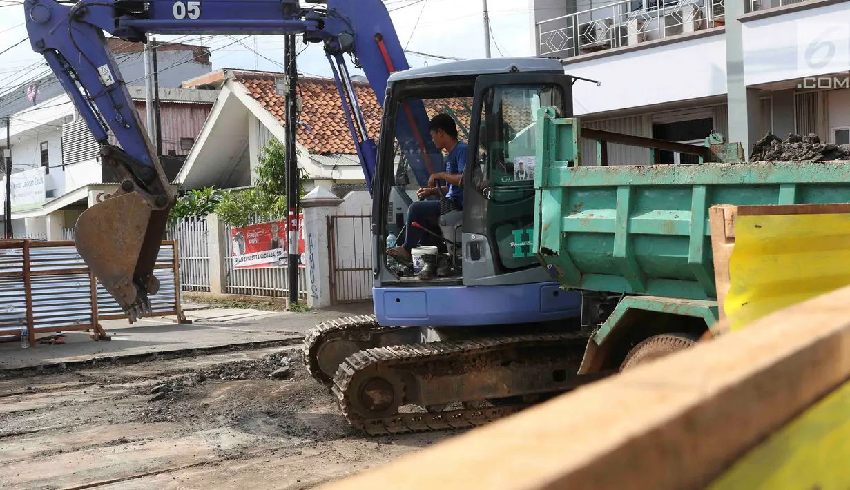 Pekerja menyelesaikan proyek sodetan Kali Ciliwung di Jalan Otista III, Jatinegara, Jakarta, Rabu (5/12). Proyek tersebut untuk memperkuat dan memperbaiki struktur jalan di atas sodetan Kali Ciliwung. (Liputan6.com/Immanuel Antonius)