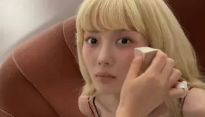 Kim Yoo Jung Tampil Manglingi dengan Rambut Blonde di Pemotretan Terbaru