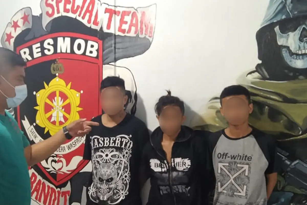 Tiga pelaku diamankan petugas. Dua tersangka, BI (17) dan KD (18) ditangkap pada Kamis dini hari (20/5/2021), di lokasi berbeda di Kota Bitung.