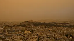 Angin selatan yang kencang membawa debu dari Gurun Sahara, memberikan atmosfer ibu kota Yunani itu filter seperti Mars pada jam-jam terakhir siang hari. (AP Photo/Petros Giannakouris)
