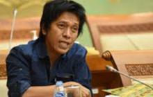 Merinding Puisi Adian Napitupulu Dibaca Depan Gedung KPK saat Hasto PDIP Ditahan Akibat Kasus Suap Harun Masiku
