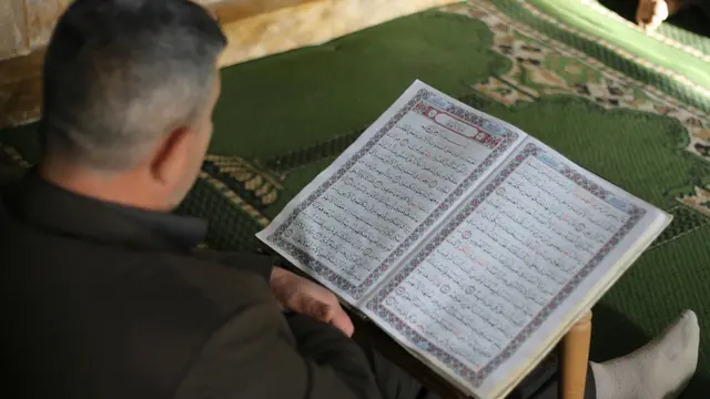 Ilustrasi Islami, muslim, membaca Al-Qur'an