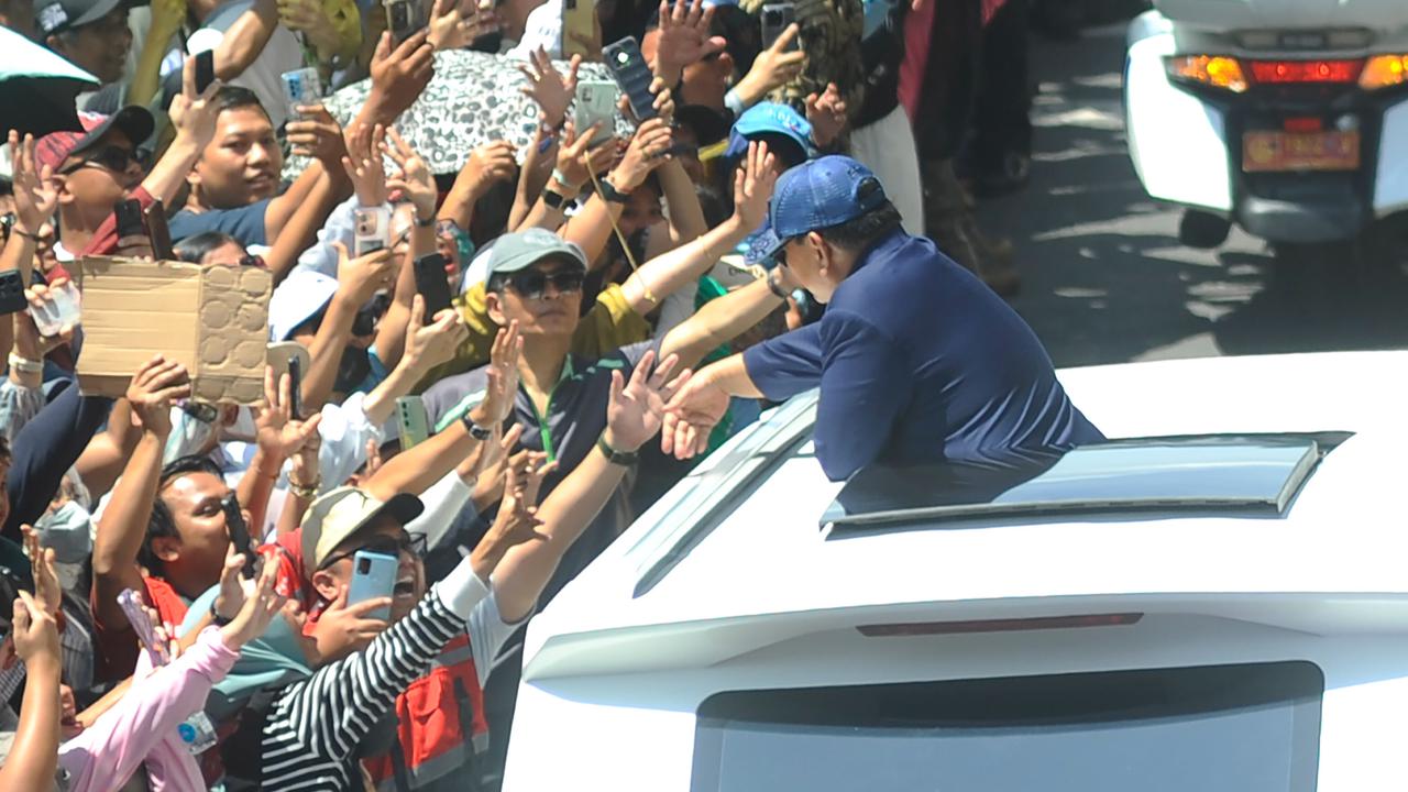 Gagahnya Presiden Prabowo Subianto dari Sunroof Mobil Sapa Warga, Lambaikan Tangan hingga Bersalaman