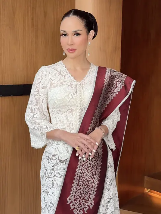 <p>Sedangkan Loemongga juga tampil anggun dengan paduan songket dan kebaya putih.</p>