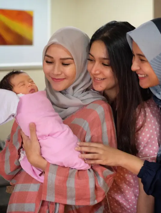 "Tes ombaaak untuk siapin mental, jenguk2 orang lahiran buat nanya gimana pengalamannya," tulisnya sebagai keterangan foto bersama dengan Shireen Sungkar pada Kamis (8/2/2018). (Instagram/zaskiadyamecca)