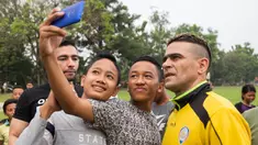 Striker Arema Cronus, Cristian Gonzales, dengan ramah melayani permintaan warga untuk foto bareng usai latihan di Lapangan Kostrad, Bogor, Jawa Barat, Sabtu (30/7/2016). (Bola.com/Vitalis Yogi Trisna)