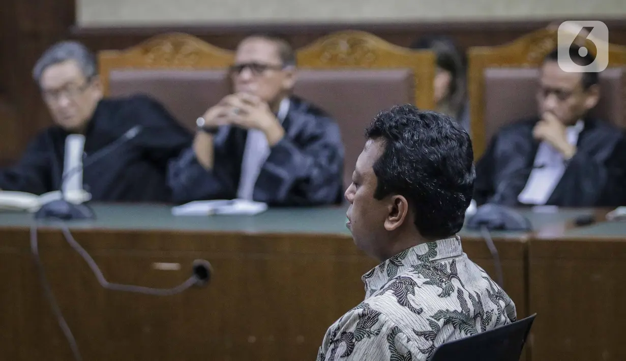 Terdakwa kasus suap jual beli jabatan di lingkungan Kemenag Romahurmuziy menjalani sidang vonis di Pengadilan Tipikor Jakarta, Senin (20/1/2020). Mantan Ketum PPP itu divonis pidana penjara selama dua tahun dan denda Rp100 juta subsider tiga bulan kurungan. (Liputan6.com/Faizal Fanani)