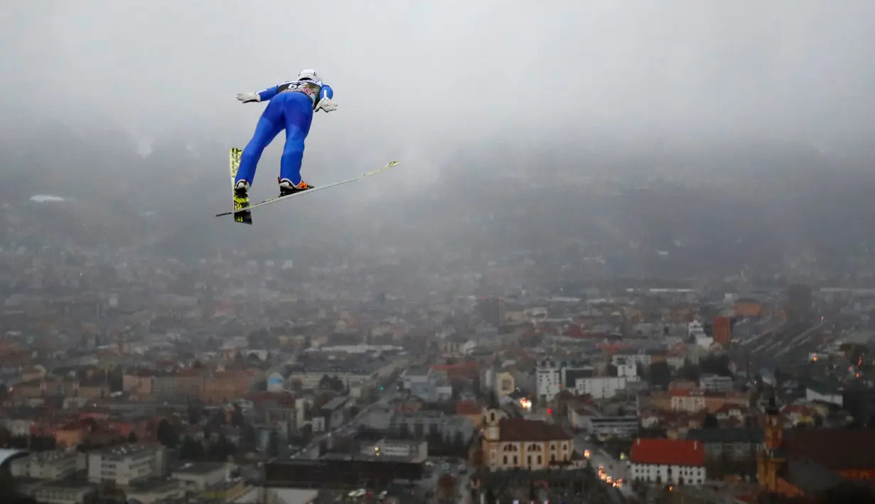 Atlet ski Jepang, Junshiro Kobayashi meluncur di udara pada putaran percobaan turnamen Four Hills Ski Jumping ke-65 di Innsbruck, Austria, Rabu (3/1). Turnamen ski bergengsi itu akan berakhir di Bischofshofen pada 6 Januari2018. (AP/Matthias Schrader)
