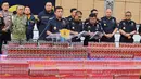 Direktur Jenderal Bea dan Cukai, Djaka Budhi Utama (depan) saat memberi keterangan terkait hasil penindakan rokok ilegal di Kantor Pusat DJBC, Jakarta, Selasa (9/6/2026). (merdeka.com/Arie Basuki)
