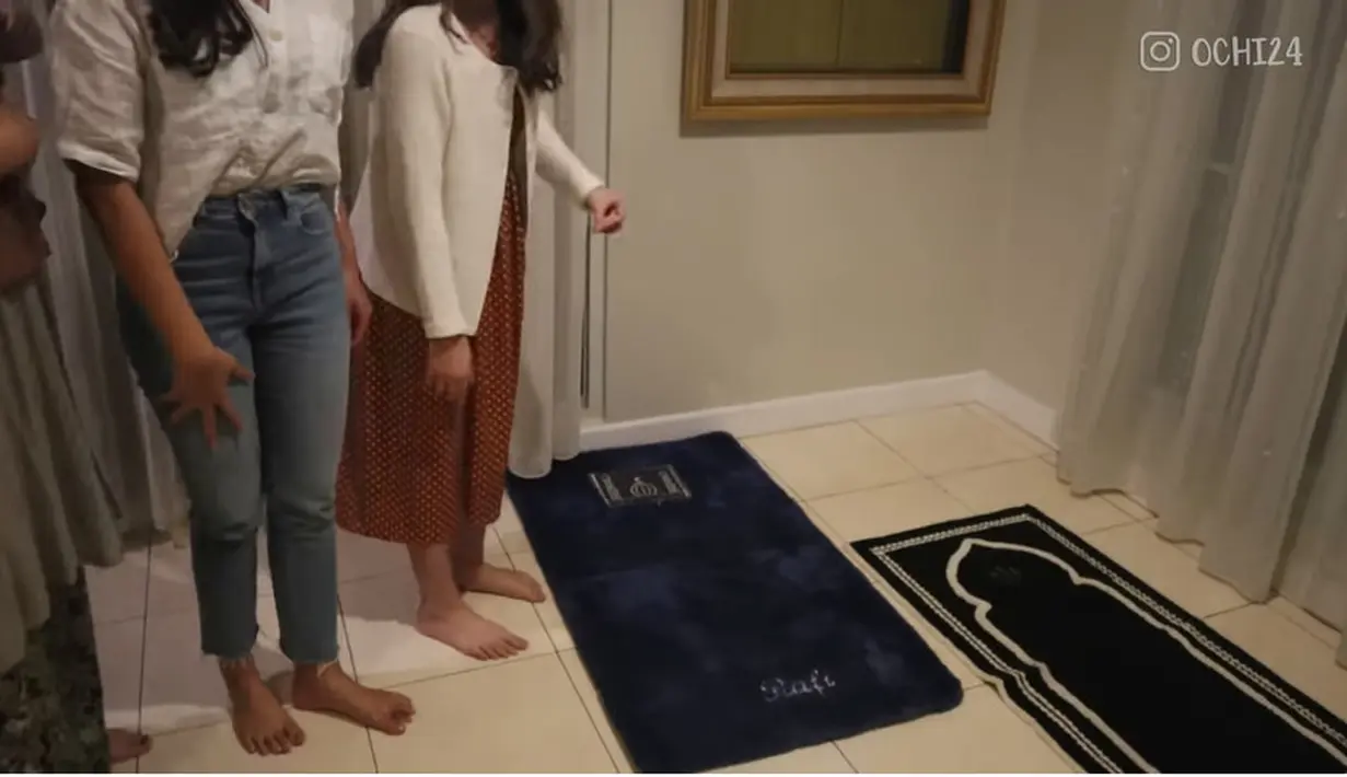 Bagian terpenting dari rumah pasangan ini adalah musala berukuran sedang. Ruangan ini biasa digunakan untuk salat berjamaah bersama keluarga. Di sebelahnya terdapat tempat wudhu. [Youtube/Ochi Rosdiana]