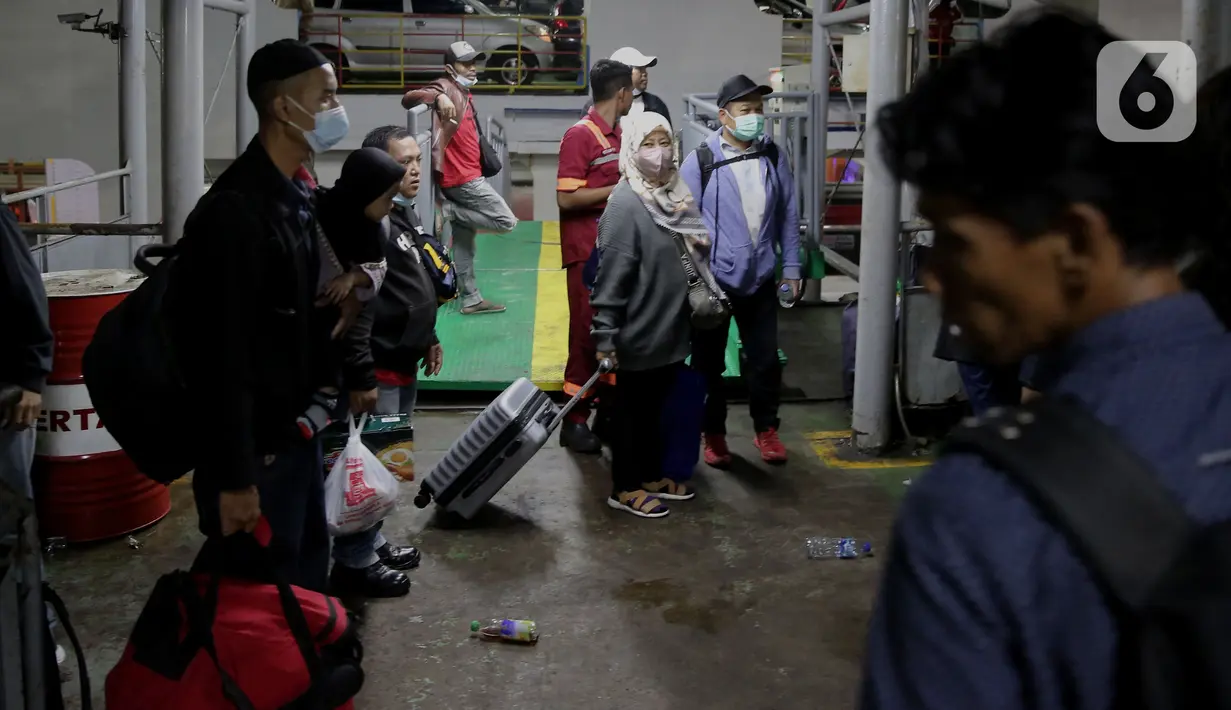 <p>Sejumlah pemudik pejalan kaki antre menunggu giliran masuk ke kapal "Roll on-Roll off" (RoRo) untuk menyeberang di Pelabuhan Merak, Banten, Jumat (29/4/2022) dini hari. Berdasarkan data yang dirilis ASDP Cabang Merak, hingga pukul 20.00 WIB, Rabu, 28 April 2022, jumlah penumpang yang menyeberang dari Pelabuhan Merak ada 261.741 orang. (Liputan6.com/Angga Yuniar)</p>