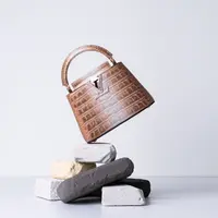 Setiap tas memiliki tekstur unik dan warna yang berbeda-beda dengan pengerjaan tangan yang apik.