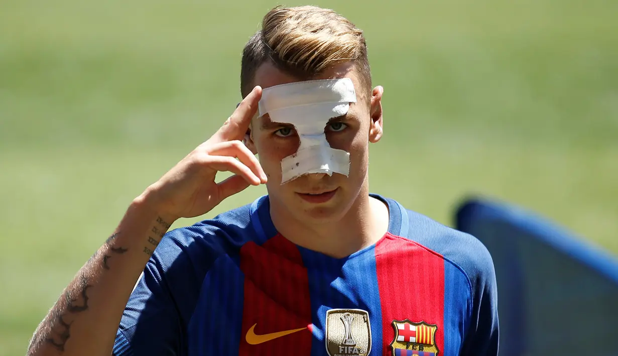 Pemain sepakbola asal Prancis, Lucas Digne resmi didatangkan oleh FC Barcelona dari Paris Saint-Germain di stadion Camp Nou, Barcelona , Spanyol , (14/7). Bek kiri tersebut itu diboyong dengan dana €16,5 juta. (REUTERS / Albert Gea)