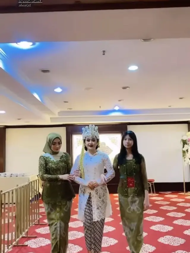 7 Potret Imel PC dalam Pernikahan Sang Adik, Tampil Menawan dengan Kebaya Hijau
