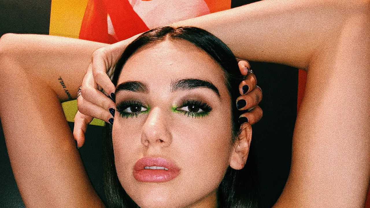 [Bintang] Sering Menjulurkan Lidah, 3 Makeup Andalan Dua Lipa Ini Super Edgy!