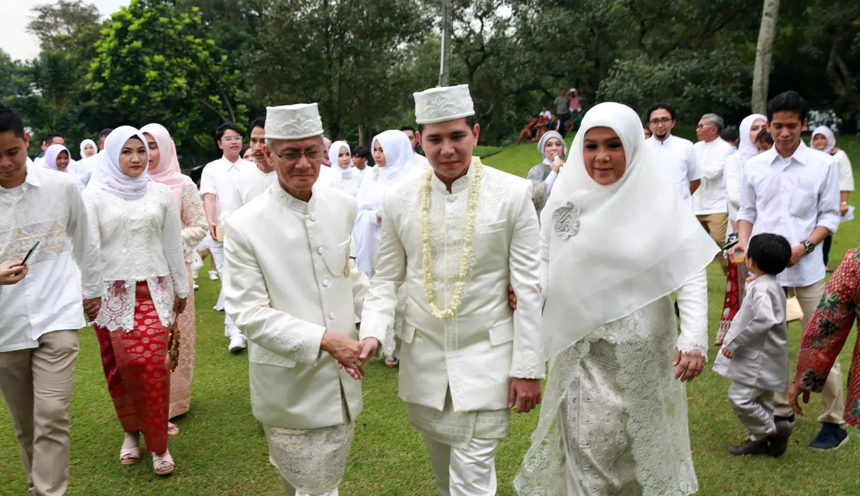 Wakil II Abang Jakarta Kep. Seribu tahun 2010 ini mengaku tak bisa mengungkapkan perasaannya dengan kata-kata. Ia hanya mengatakan dirinya merasa lega ketika mendengar kata ‘Sah’ usai ijab kabul. (Nurwahyunan/Bintang.com)