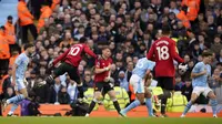 Sepakan keras Marcus Rashford membobol gawang Manchester City dalam laga Premier League 2023/2024 di Etihad Stadium, Minggu (3/3/2024) malam (AP Photo/Dave Thompson)