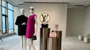 Pada koleksi mini dress semi formal, Louis Vuitton menambahkan warna fuchia dan hitam yang memberikan sedikit ketegasan. Ditambah dengan aksen pita yang terinspirasi dari busana martial art dan dikemas dengan sentuhan edgy. / Foto: Fimela.com.