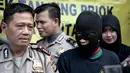 Wakapolsek Tanjung Priok, AKP Suparji (kiri) memberikan keterangan saat rilis pencabulan di Polsek Tanjung Priok, Jakarta, (7/6/2016). Pencabulan dilakukan di kolong tol pelita Jalan Pelita Raya, Tanjung Priok, Jakarta Utara. (Liputan6.com/Faizal Fanani)