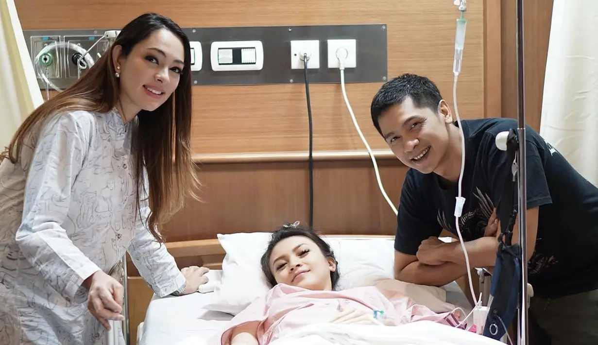 Tidak lama setelah proses melahirkan, Donita dan Adi juga dikunjungi oleh dokter cantik Reisa Broto Asmoro. Saat itu Donita masih terbaring di kasur rumah sakit setelah menjalani operasi Caesar. (Instagram/donitabhubiy)