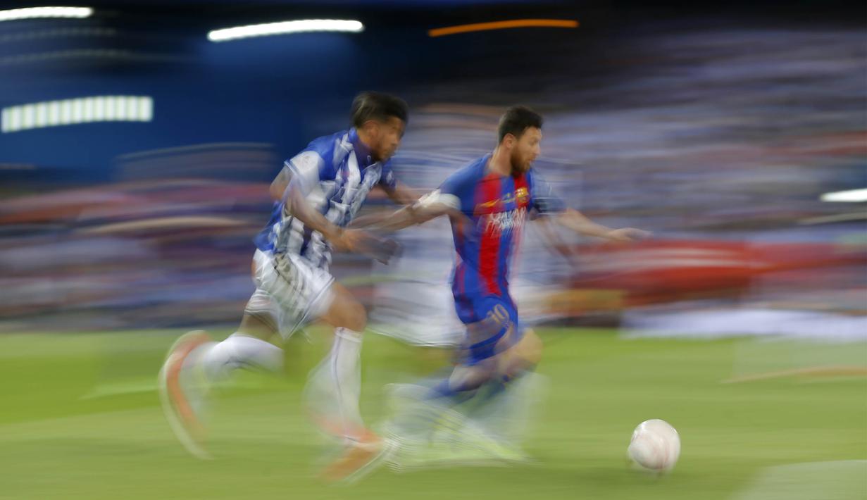 Bintang Barcelona, Lionel Messi, berusaha melewati bek Alaves, Theo Hernandez, pada laga final Copa Del Rey di Stadion Vicente Calderon, Madrid, Sabtu (27/5/2017). Barcelona menang 3-1 atas Alaves. (AP/Daniel Ochoa)