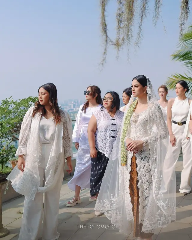 9 Potret pernikahan Hana Saraswati dan Justin Harijawan, penuh keharuan dan kebahagiaan