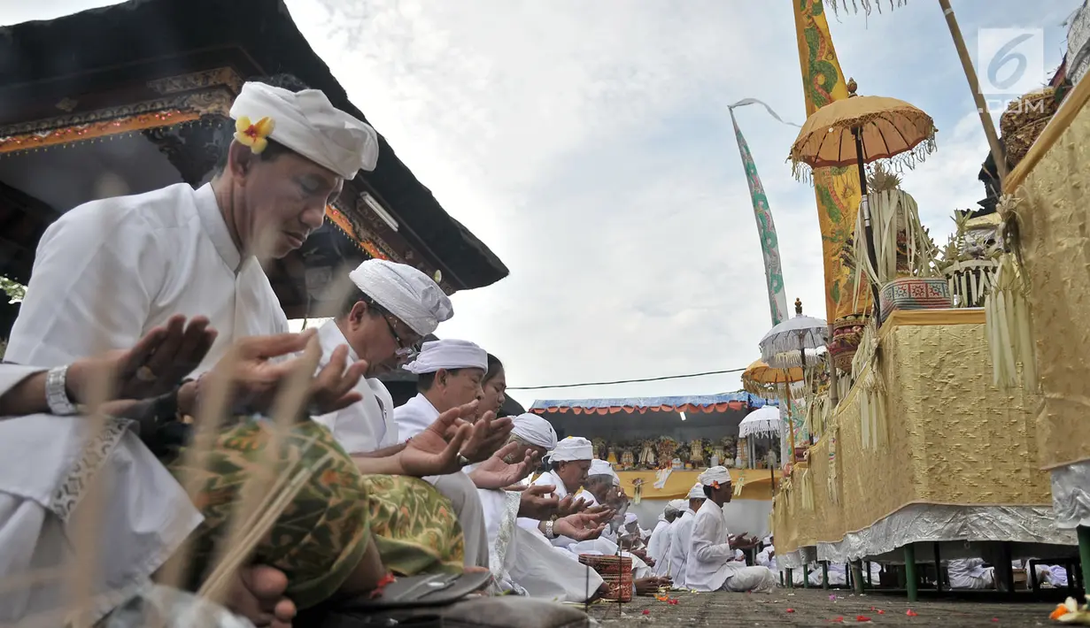 Umat Hindu berdoa bersama pada upacara Melasti jelang Hari Raya Nyepi Tahun Baru Saka 1941 di Pura Segara, Cilincing, Jakarta, Minggu (3/3). Melasti merupakan upacara penyucian diri. (merdeka.com/Iqbal S Nugroho)