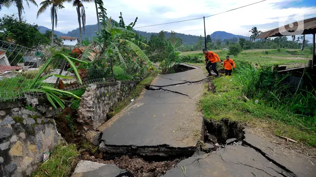 Kondisi Jalan yang Rusak Parah di Kampung Cisarua