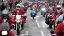 Pengendara sepeda motor yang mengenakan kostum Sinterklas mengendarai motor mereka selama parade Sinterklas di Beograd, Serbia, Minggu (26/12/2021). Mereka melakukan konvoi menuju rumah sakit anak-anak untuk membagikan mainan hadiah Natal kepada pasien di sana. (AP Photo/Darko Vojinovic)