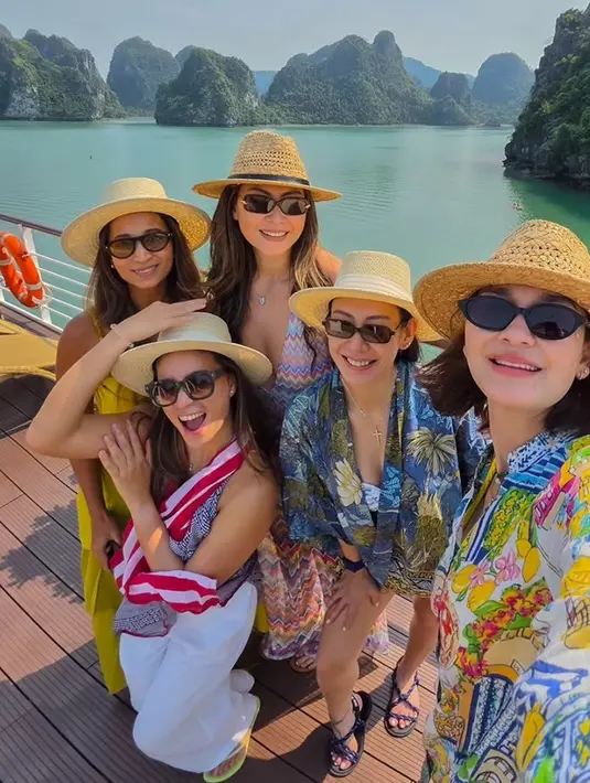 Bersama teman-teman perempuannya, Luna Maya melakukan traveling ke Vietnam. Mereka pun kompak mengenakan topi rotan coklatnya. [@lunamaya]