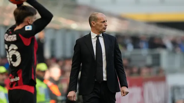 Massimiliano Allegri mengawasi permainan skuad AC Milan di laga lawan Sassuolo di pekan ke-15 Serie A 2025/2026 di San Siro, Minggu (14/12/2025). (AP Photo/Luca Bruno)