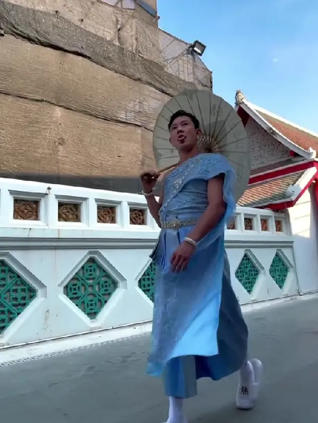 Potret Denny Sumargo Pakai Baju Tradisional Wanita Thailand (credit: instagram/sumargodenny)