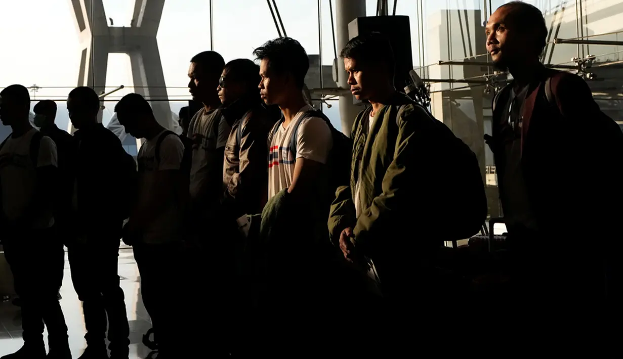 Sebanyak 32 warga negara Thailand disandera Hamas usai serangan awal Oktober itu. Kementerian Luar Negeri Thailand dan kelompok Muslim Thailand menggelar perundingan terpisah dengan Hamas, yang dimediasi Qatar dan Mesir, untuk membebaskan warganya itu. (AP Photo/Sakchai Lalit)