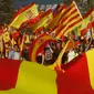 Demonstran mengibarkan bendera Spanyol dan Catalonia selama demonstrasi massal melawan deklarasi kemerdekaan Catalonia, di Barcelona, Spanyol, (29/10). Mereka menyerukan persatuan dan menolak deklarasi kemerdekaan Catalan. (AP Photo/Gonzalo Arroyo)