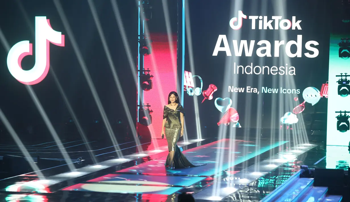 Ajang ini bagian dari penghargaan terhadap para kreator dan penerbit konten yang dinilai mampu memberikan hiburan, inspirasi, serta dampak positif bagi komunitas TikTok sepanjang 2025. Tampak dalam foto, kemeriahan malam puncak TikTok Awards Indonesia 2025 di Studio Emtek City Indosiar, Jakarta, pada Jumat (21/11/2025) malam. TikTok resmi menobatkan 19 pemenang dari 16 kategori dalam malam puncak TikTok Awards Indonesia 2025 yang digelar pada Jumat (21/11/2025). (Kapanlagi.com/Budy Santoso)