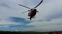 Rusmadi bersiap turun dari Helikopter untuk menyelamatkan korban. (foto : Liputan6.com / basarnas / edhie prayitno ige)