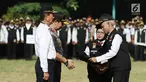 Ketua Pokdarkamtibmas Polda Metro Jaya Heru Riyadi memberikan rompi ke Wakapolda Metro Jaya, Brigjen Pol Purwadi saat apel besar di lapangan Sabhara Mapolda Metro Jaya, Jakarta, Sabtu (12/5). (Liputan6.com/Herman Zakharia)