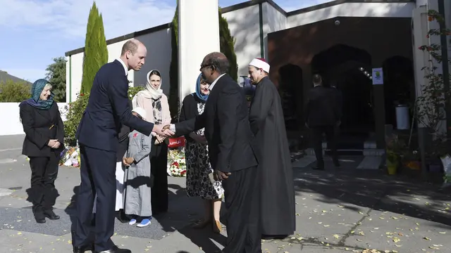 Pangeran William mengunjungi Masjid Al Noor di Christchurch, Selandia Baru (Tracey Nearmy/Pool via AP)