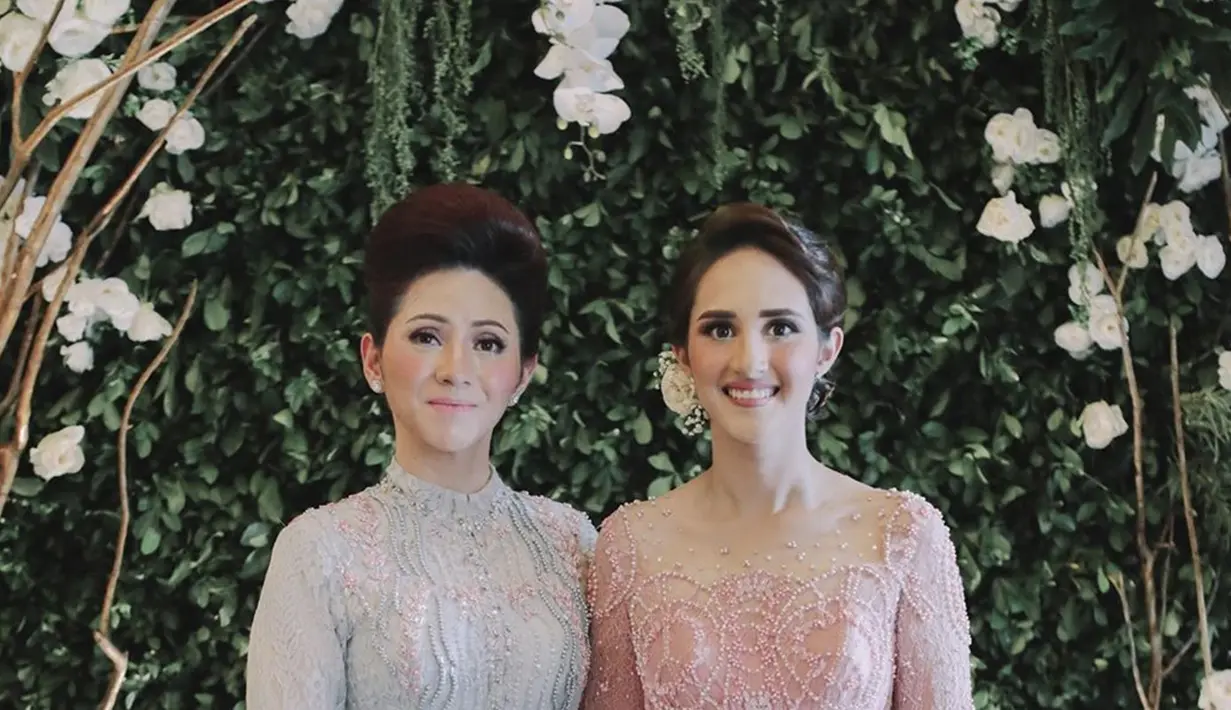 Potret kebahagian jelas terlihat pada raut wajah Tsamara saat difoto bersama ibundanya Nabila Zain Ba’abud. Dengan kenakan kebaya yang senada dengan ibundanya namun berbeda warna, Tsamara gunakan warna merah muda dan ibunya gunakan biru muda (Liputan6.com/IG/tsamaradki)
