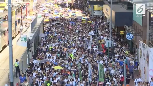 Ribuan demonstran menolak hukuman penjara yang dijatuhkan kepada tiga aktivis pro demokrasi yang berperan dalam Umbrella Movement 2014.