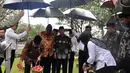 Ketua Badan Pemeriksa Keuangan, Harry Azhar Azis melakukan tabur bunga di TMP Kalibata, Jakarta, Selasa (13/1/2015). (Liputan6.com/Miftahul Hayat)