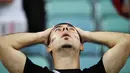 Seorang suporter tampak kecewa usai Rusia kalah dari Kroasia pada laga perempat final Piala Dunia di Stadion Olimpiade Fisht, Sabtu (7/7/2018). Rusia kalah adu penalti dengan skor 3-4 dari Kroasia. (AFP/Kirill Kudryavtsev)