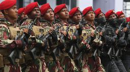 Tentara Nasional Indonesia (TNI) menggelar gladi bersih Hari Ulang Tahun (HUT) ke-80 di lapangan Monumen Nasional (Monas), Jakarta, Jumat (3/10/2025). (merdeka.com/Arie Basuki)