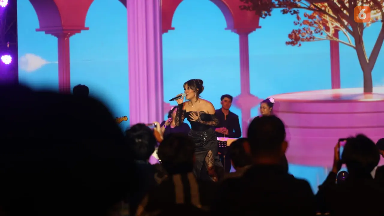 Raisa meriahkan Customer Gathering The Morizen Summarecon Mutiara Makassar (Fauzan/Liputan6.com)