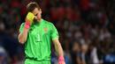3. Igor Akinfeev (Rusia) -  Kapten Rusia, Igor Akinfeev, harus menanggung malu karena tidak lolos dari fase Grup meski tampil sebagai tuan rumah. Kegagalan ini juga menyebabkan publik meragukan kualitas tim jelang Piala Dunia 2018. (AFP/Pascal Guyot)